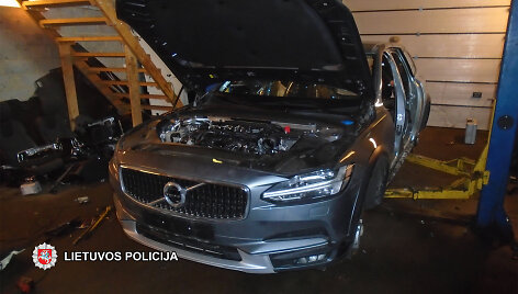 &Scaron;vedijoje pavogtas apynaujis &bdquo;Volvo&ldquo; rastas jau ardomas Klaipėdos rajono sandėlyje