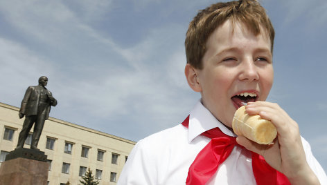 Sovietinės nostalgijos įvaizdžių komplektas: laiminga pionieriška vaikystė, „skaniausias pasaulyje“ plombyras ir Lenino stabas