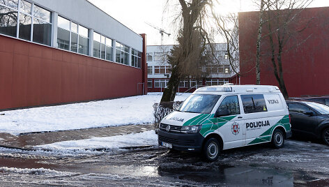 Policijos auitomobilis prie Vilniaus Levo Karsavino mokyklos