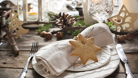 Nuo tradicinio iki šiuolaikiško: idėjos, kaip šiemet papuošti Kalėdų stalą
