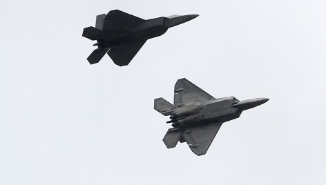 Lietuvos kariniame aerodrome - JAV naikintuvai „F-22 Raptor“