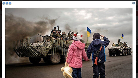 Ukrainos kariams pagarbą atiduodančių vaikų nuotrauka apskriejo internetą