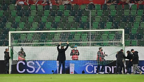 Prieš rungtynes Sankt Galeno stadione Šveicarijoje buvo keičiami vartai.