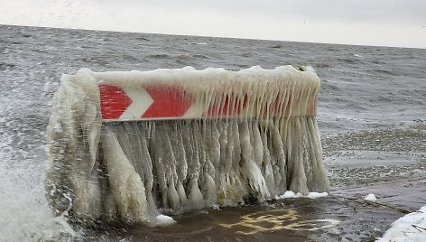 Trečiadienį Kuršių nerijos lankytojai ir vietos gyventojai stebėjosi įstabiu gamtos stebuklu