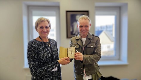 &Scaron;ventojoje palėpėje rastą M.Valančiaus knygą Klaidas Mačernis perdavė bibliotekai