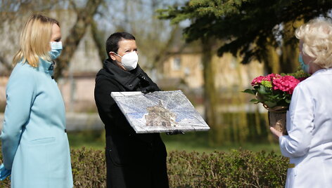 Lilijos Valatkienės sukurti darbai ir Trakų savivaldybės merės Editos Rudelienės padėka Trakų rajono medikams