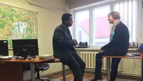 R.Ramanauskienė kalbasi su britų žurnalistu R.Omaaru