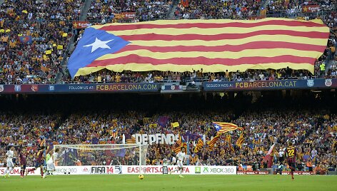 &bdquo;Camp Nou&ldquo; plevėsuojanti Katalonijos vėliava