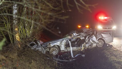 Policijos stabdomas BMW nestojo &ndash; nulėkė nuo kelio ir trenkėsi į medį: žuvo jaunas vairuotojas