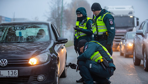 Klaipėdoje pirmadienio rytą tikrintos automobilių padangos.