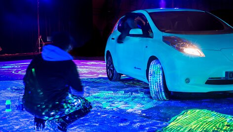 &bdquo;Nissan LEAF&ldquo; automobiliu pie&scaron;iamas didžiulis LEAF atvaizdas ant drobės