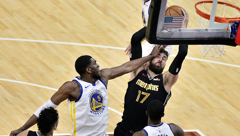 Jonas Valančiūnas surinko dvigubą dublį, bet laimėjo „Golden State Warriors“.