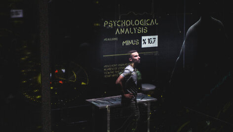 Scena i&scaron; naujojo Klaipėdos dramos teatro spektaklio &bdquo;Tinklas&ldquo;. Pagrindinis vaidmuo teko Jonui Baranauskui. 