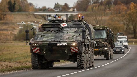 Lietuvos ir sąjungininkų kariai nuo pat ryto intensyviai tęsia judėjimą į Gen. Silvestro Žukausko poligoną Pabradėje.