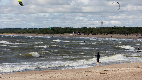 Vandens sporto mėgėjai Melnragės paplūdimyje