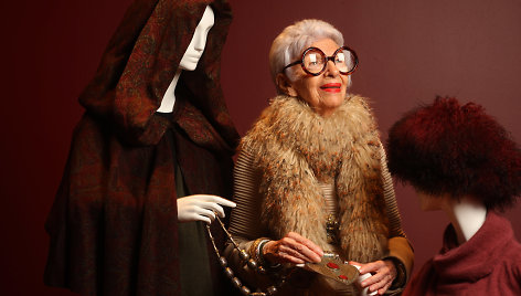 Paroda, pristatanti Iris Apfel garderobą, apkeliavo visą Ameriką. Šis portretas – iš parodos Pibodžio ir Esekso muziejuje atidarymo 2009 metų spalį. Iris čia 87-eri