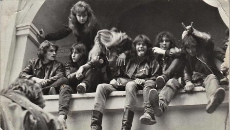 Grupė metalistų, sunkiojo metalo stiliaus muzikos gerbėjų, festivalyje &bdquo;Vilnius Punk-88&ldquo;. 1988 m. rugsėjo 1 d.
