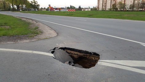 Smegduobė Šilainių Žemaitės plento važiuojamojoje dalyje