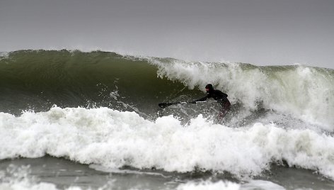 Banglentininkai gaudė bangas Melnragėje