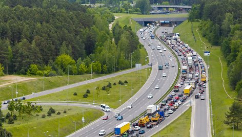 Dėl sunkiasvorio automobilio avarijos Vakariniame aplinkkelyje kilo eismo spūstys