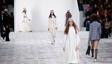 „Christian Dior“ 2020–2021 m. rudens ir žiemos kolekcijos modelis