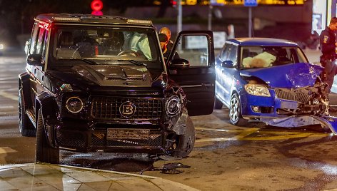 Prie Žaliojo tilto susidūrė „Škoda“ ir prabangus „Mercedes“ automobilis