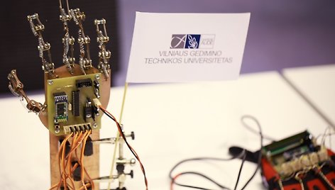 VGTU elektronikos inžinierių sukurta robotinė ranka