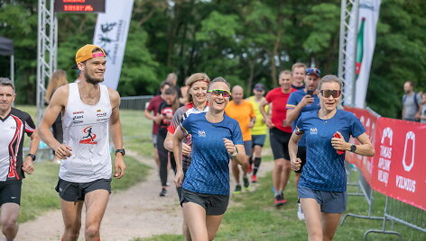100 km bekelės taką aplink Vilnių i&scaron;bandė ir olimpiečiai: Brigita Virbalytė (viduryje) bei Vaida Žūsinaitė.