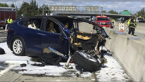&bdquo;Tesla Model X&ldquo; po avarijos užsidegė