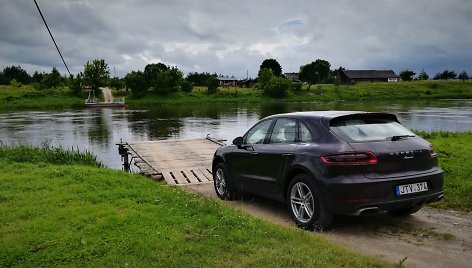 „Porsche Macan“ prie Padalių-Čiobiškio kelto