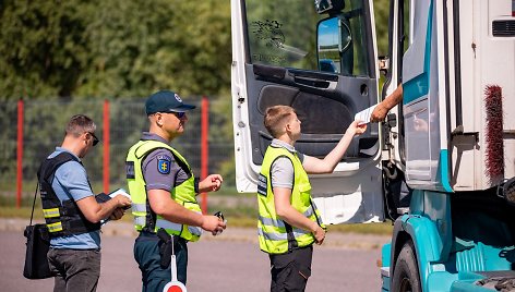 Policijos pareigūnai per specialią priemonę tikrino autobusų ir krovininių transporto priemonių vairuotojų blaivumą.