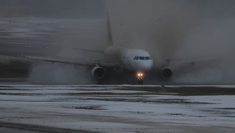 Vilniaus oro uoste nuo tako nuslydo lėktuvas