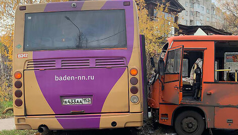 Dviejų autobusų ir sunkvežimio avarija Žemutiniame Naugarde