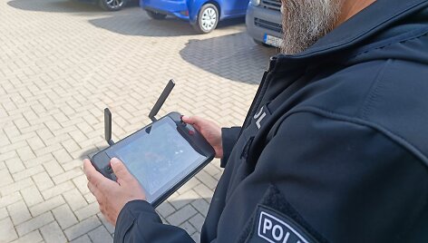Rūkančius prie mokyklų paauglius Kauno policija fiksuoja dronu