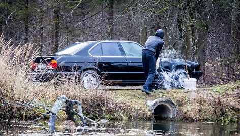 Vaikinas plauna BMW Verkių regioniniame parke