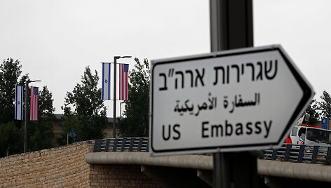 Jeruzalės gatvėse atsirado ženklų, rodančių kelią į JAV ambasadą