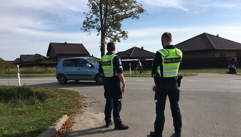 Trečiadienį pareigūnai surengė reidą Klaipėdos rajone, Slengiuose, kur prie&scaron; savaitę žuvo paspirtuku važiavęs pauglys.