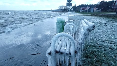 Juodkrantėje gamta sukūrė ledo skulptūras