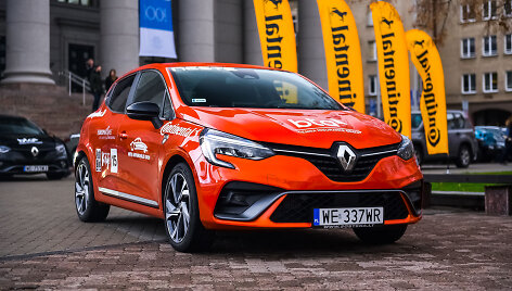Renault Clio, konkurso &bdquo;Metų automobilis 2020&ldquo; dalyviai prie Martyno Mažvydo bibliotekos