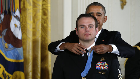 B.Obama už įkaito i&scaron;gelbėjimą įteikė Garbės medalį SEAL grupės nariui