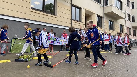 Prie Klaipėdos savivaldybės &ndash; improvizuotos ledo ritulio varžybos. 