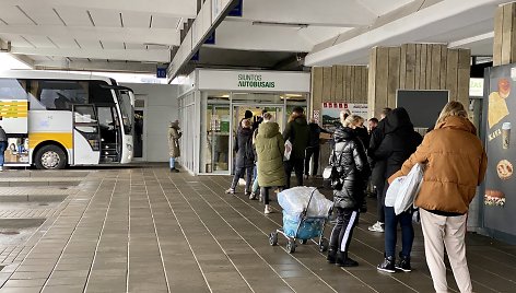 Eilės Vilniaus autobusų stoties siuntų skyriuje