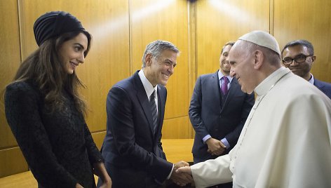 Popiežius Pranciškus su George'u Clooney ir Amal Clooney 