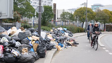 Paryžiaus gatvės užverstos &scaron;iuk&scaron;lėmis.