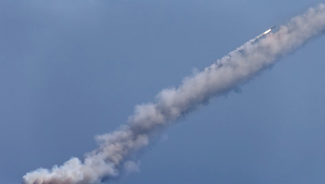 Iš povandeninio laivo „Velikij Novgorod“ leidžiamos raketos.