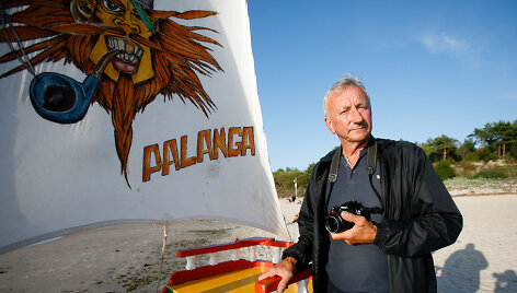 Palangos fotografas lankytojų laukia prie tilto