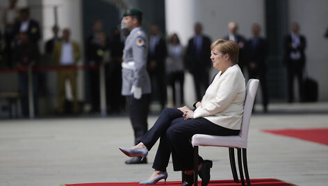 A.Merkel skambat himnams jau ne stovėjo, o sėdėjo
