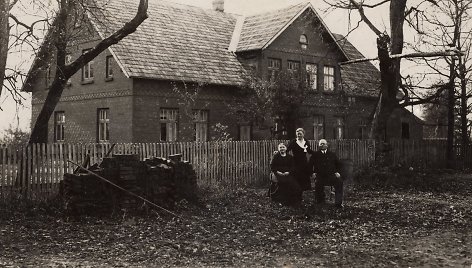 Mėta Pažėraitė (vok. Meta Paszehr) su tėvais prie namų Miškogalių kaime. 1932 m