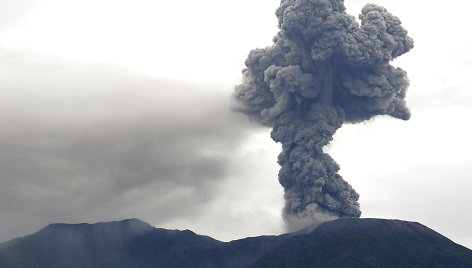 Indonezijos Sumatros saloje išsiveržė ugnikalnis 