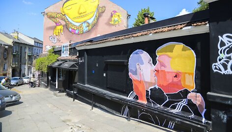 Vladimiro Putino ir Donaldo Trumpo bučinys